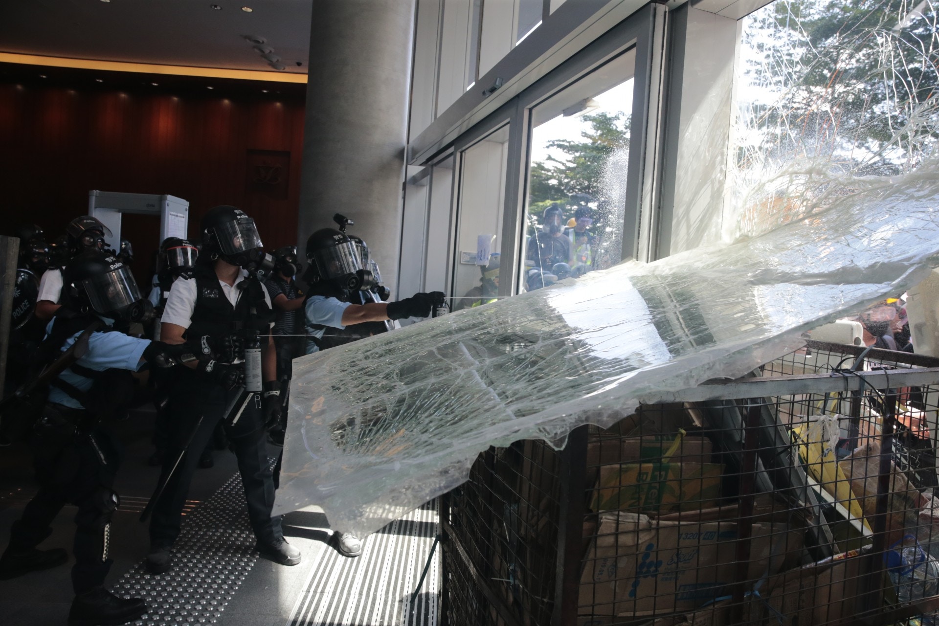 玻璃門整塊破掉。（梁鵬威攝）