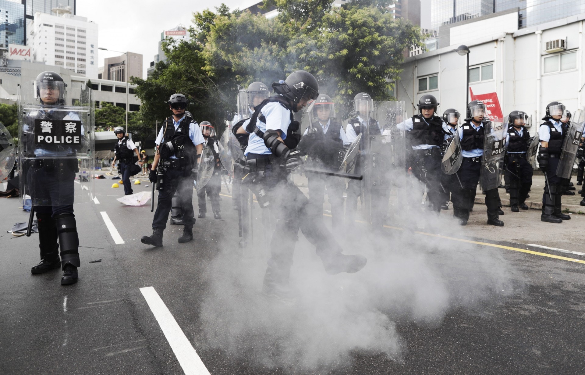 警方佈防時,地面上冒出白煙。余俊亮攝 警方佈防時,地面上冒出白煙。余俊亮攝