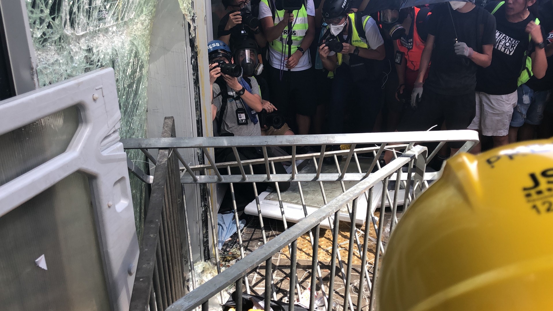 示威者不斷以鐵馬撞擊立法會玻璃。(陳蕾蕾攝) 示威者不斷以鐵馬撞擊立法會玻璃。(陳蕾蕾攝)