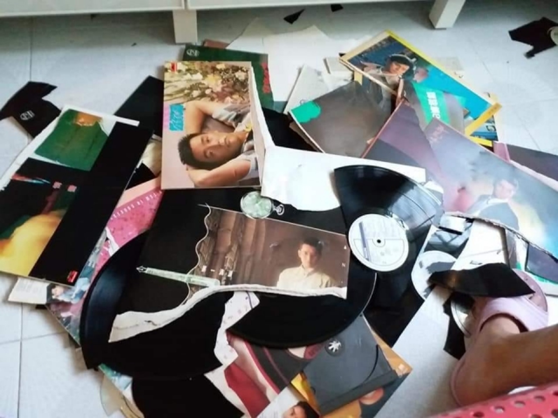 歌迷疑似將黑膠唱片踩爛。(網上圖片)