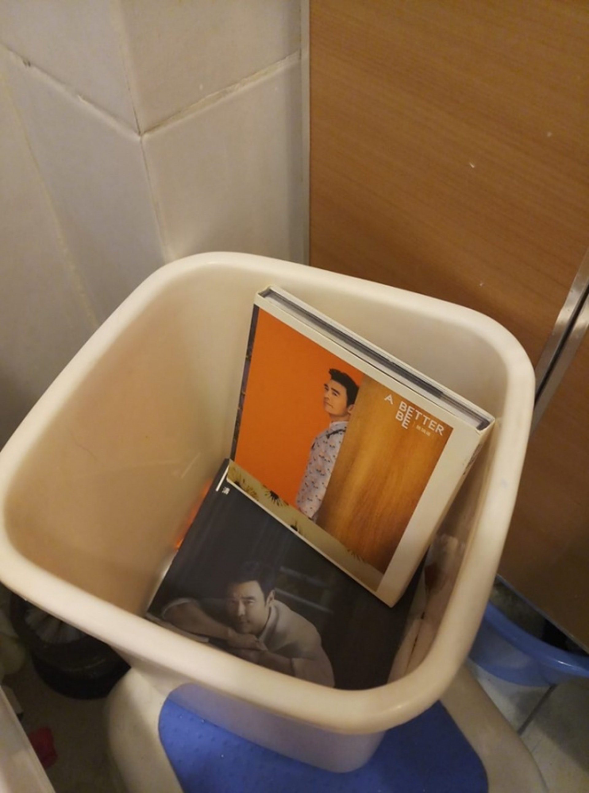 歌迷將唱片棄置。(網上圖片)