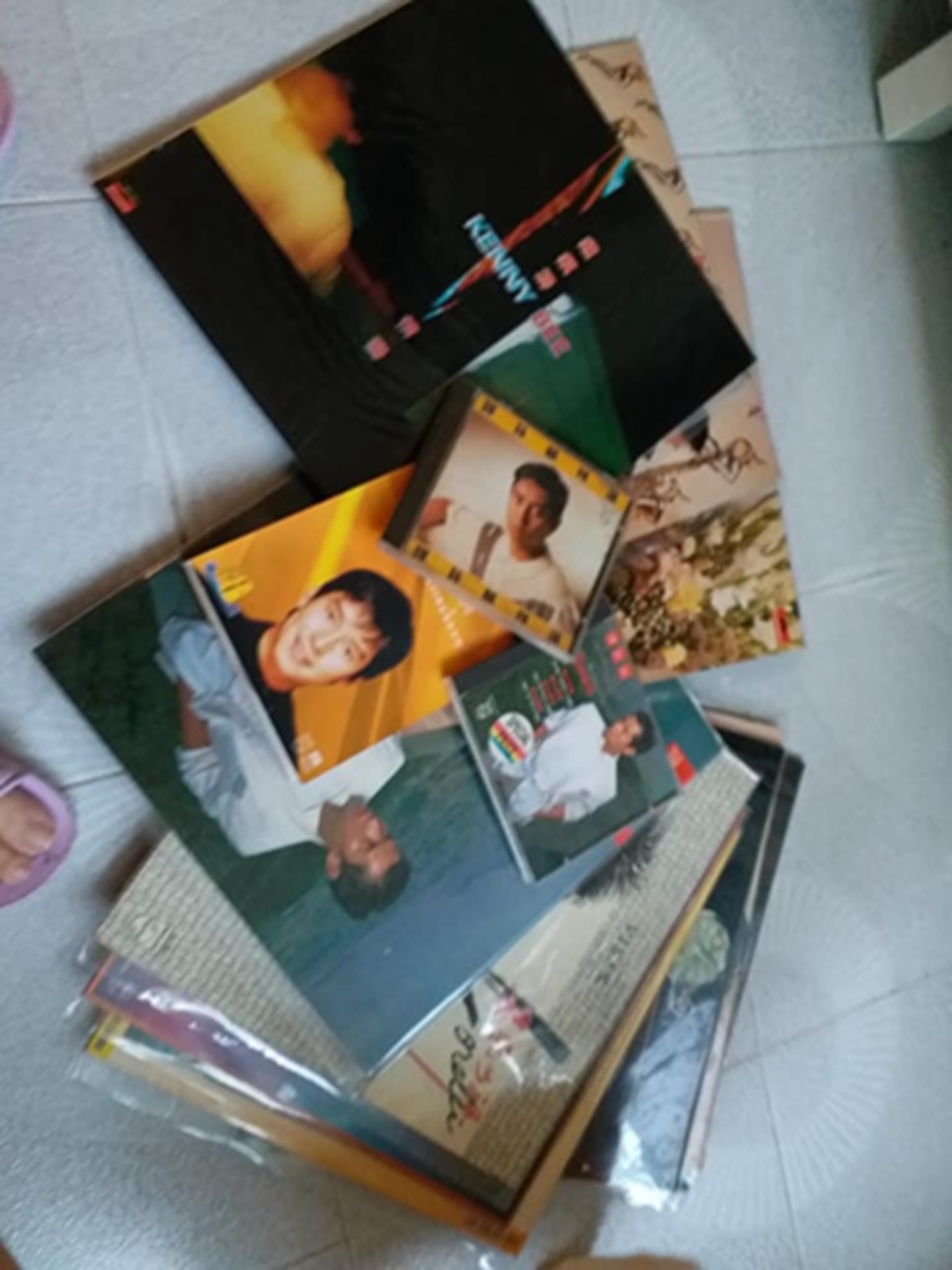 歌迷貼出二人大量唱片。(網上圖片)