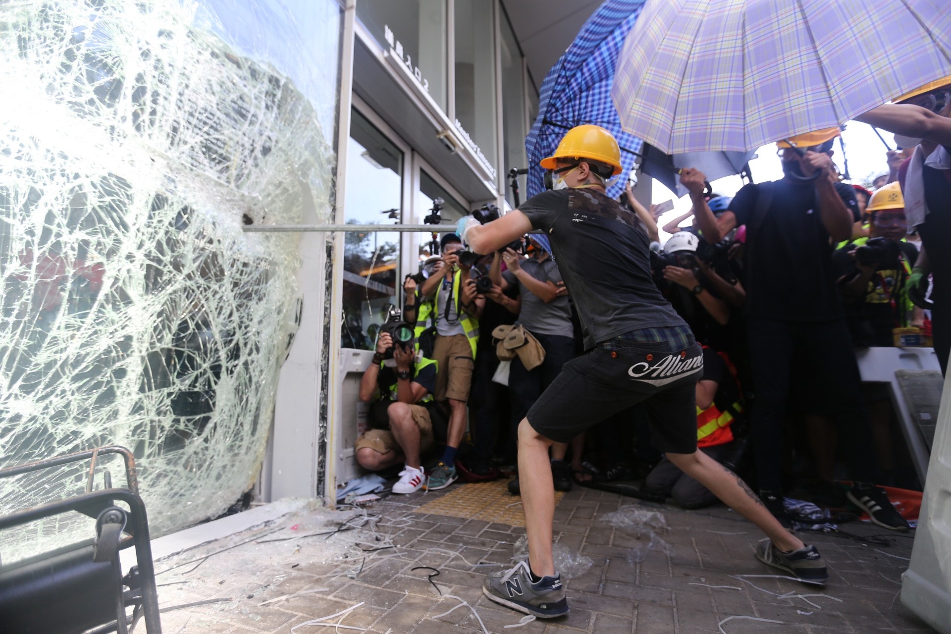 71遊行 衝立法會拆局 爆玻璃後即退去衝擊者在想什麼 香港01 突發