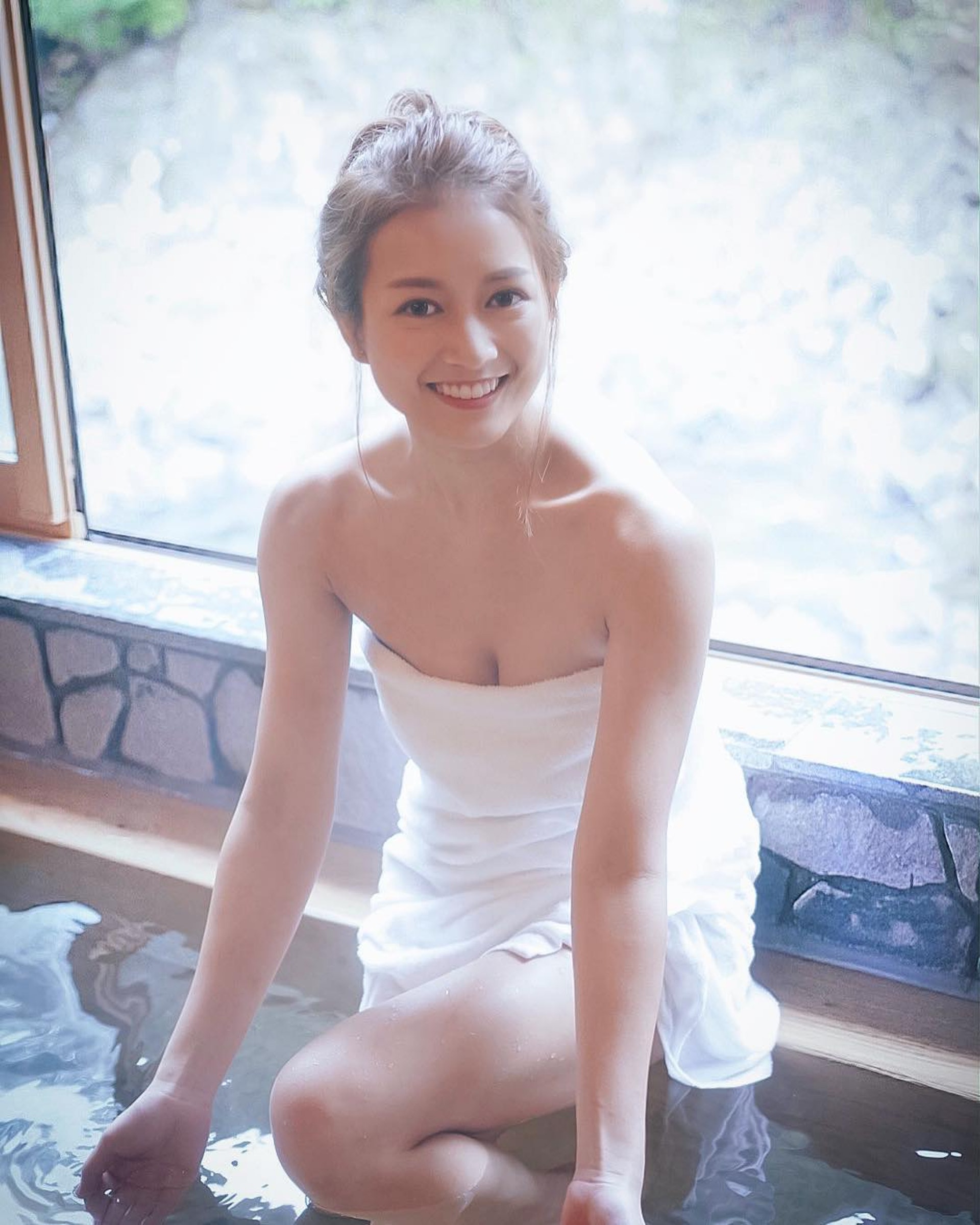 之前拍《3日2夜》浸溫泉。(Instagram@karliechung) 之前拍《3日2夜》浸溫泉。(Instagram@karliechung)