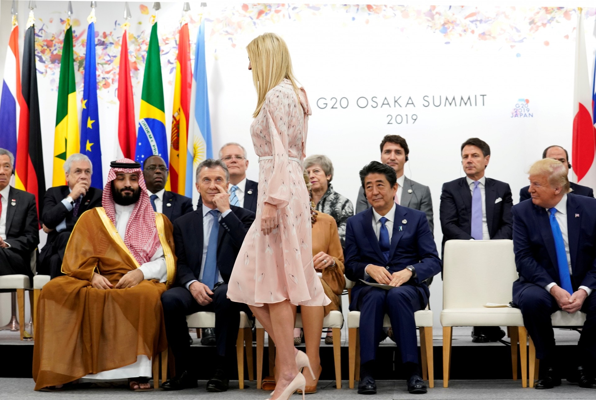 G20峰會：伊萬卡出席G20峰會的女性權益活動獲邀坐在「主人家」安倍晉三旁邊，不少領導人都將目光放在她身上。（路透社）