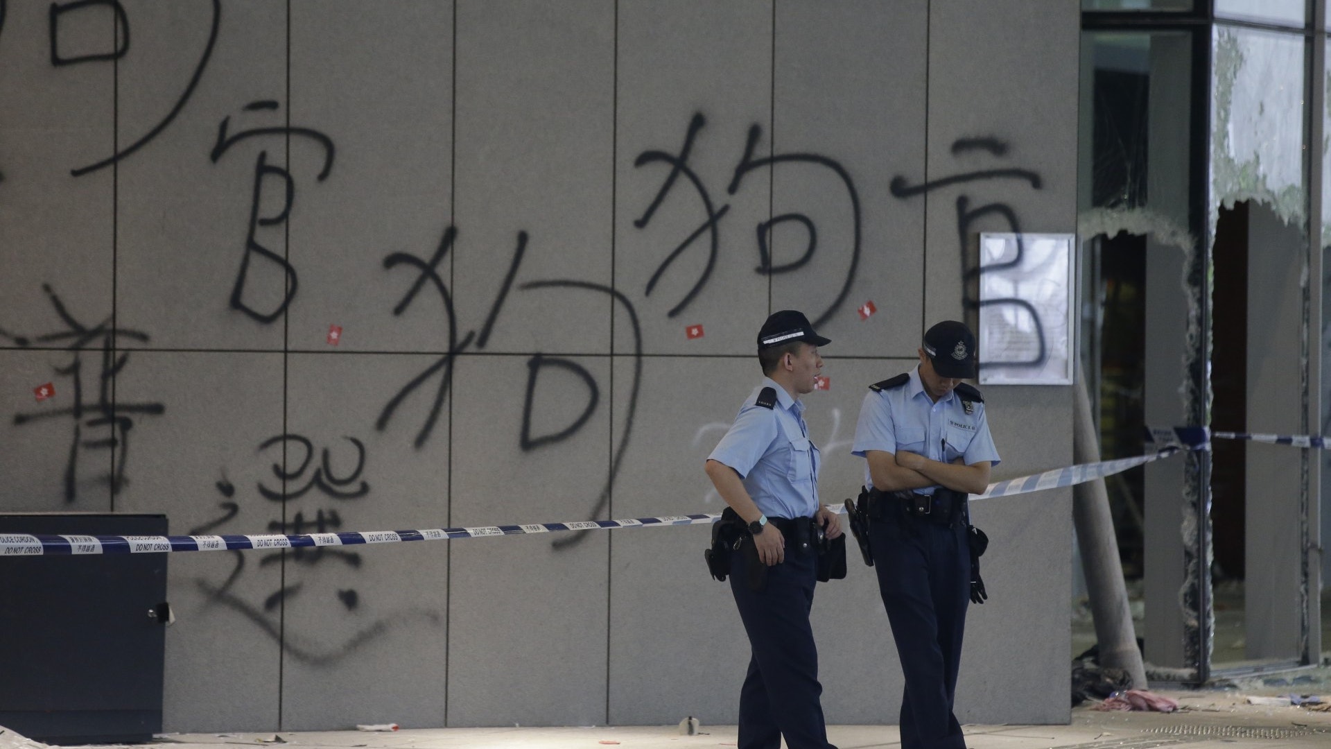 【立法會衝擊】衝擊過後面目全非 警封鎖各出入口 O記探員搜證 【立法會衝擊】衝擊過後面目全非 警封鎖各出入口 O記探員搜證