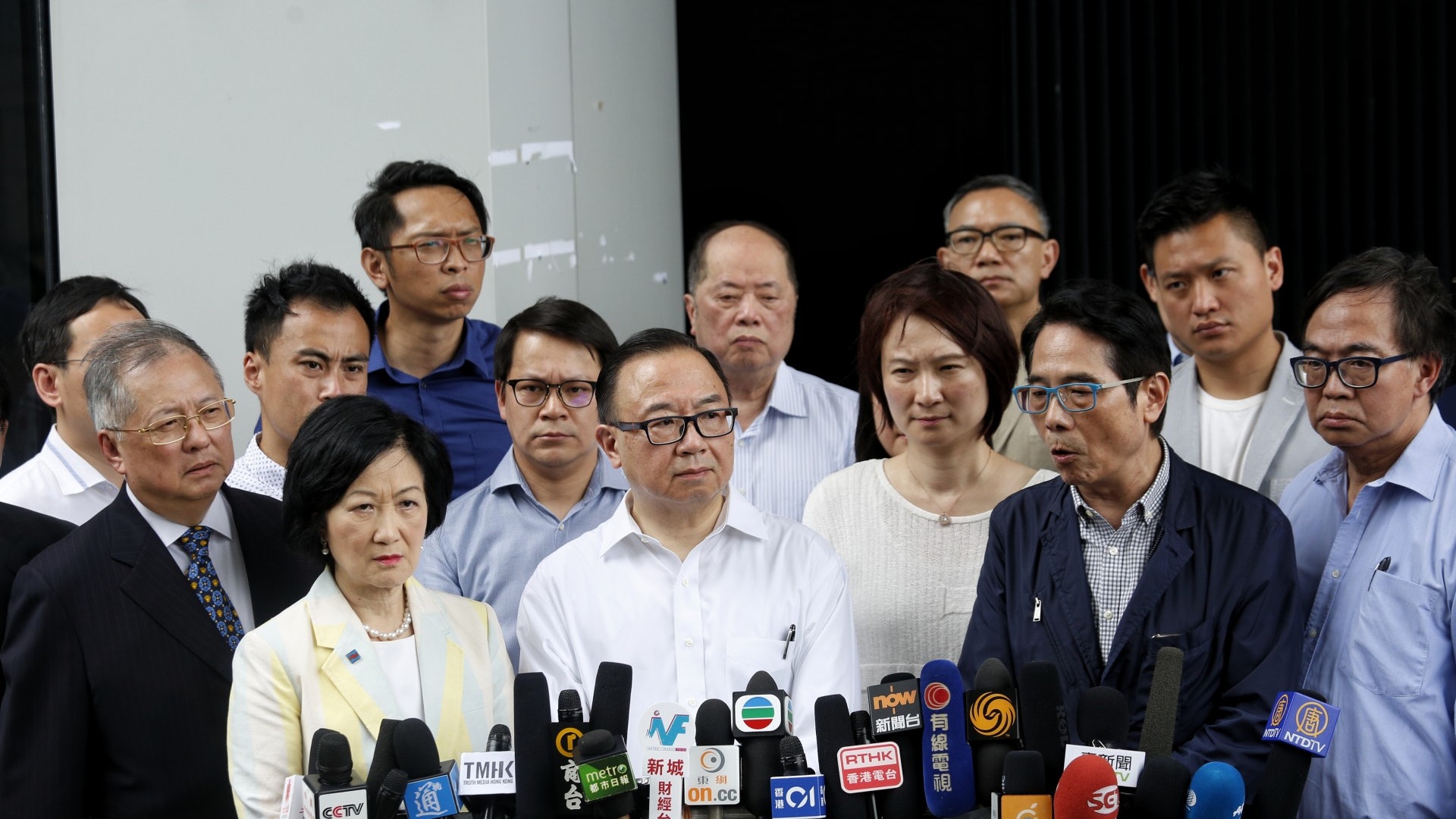 【立法會衝擊】建制派批暴徒行為 姑息等同默許衝擊 促警方追究 【立法會衝擊】建制派批暴徒行為 姑息等同默許衝擊 促警方追究