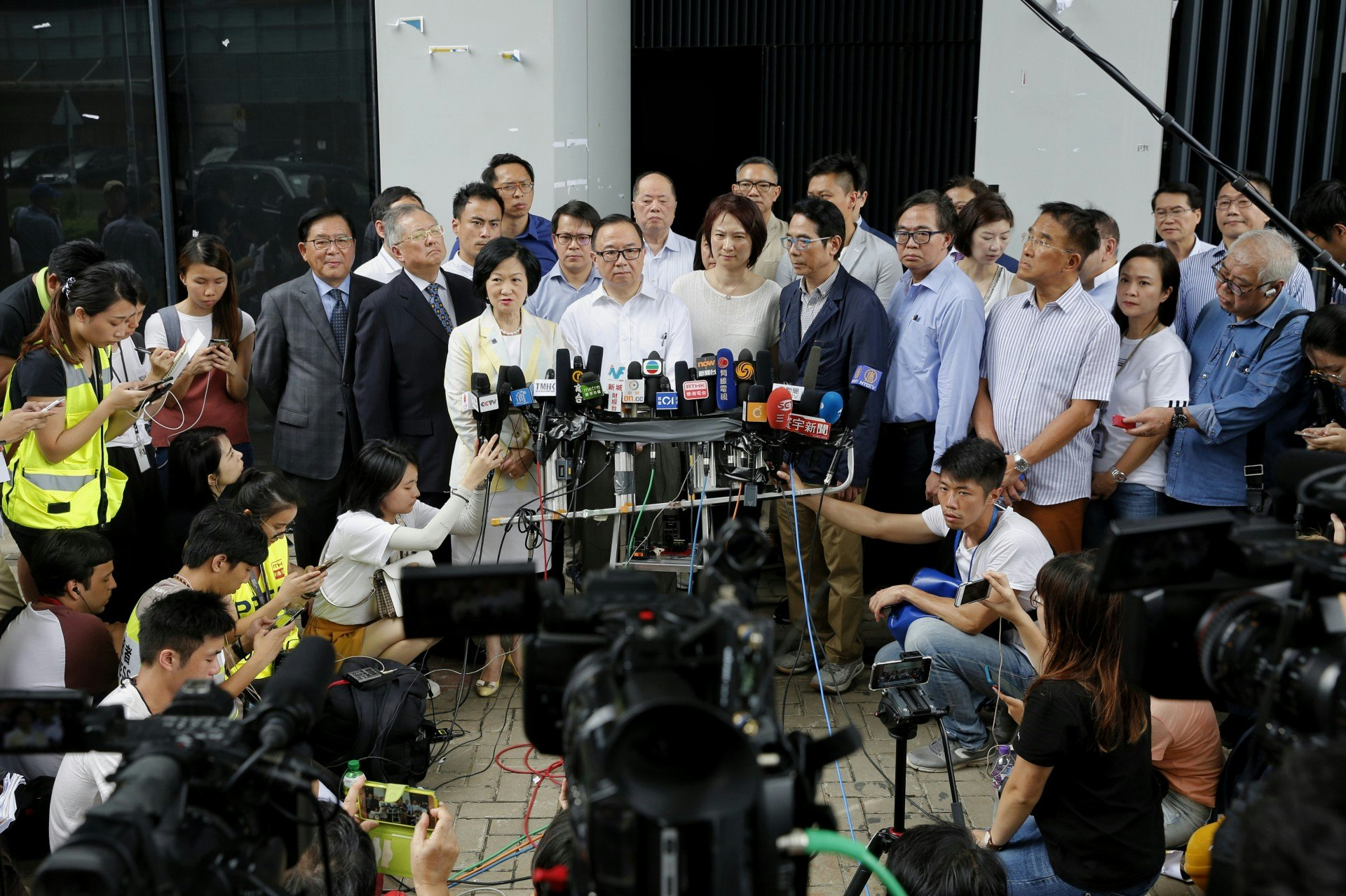 建制派議員今日中午會見傳媒,譴責反修例示威者衝擊立法會行為。(張浩維攝) 建制派議員今日中午會見傳媒,譴責反修例示威者衝擊立法會行為。(張浩維攝)