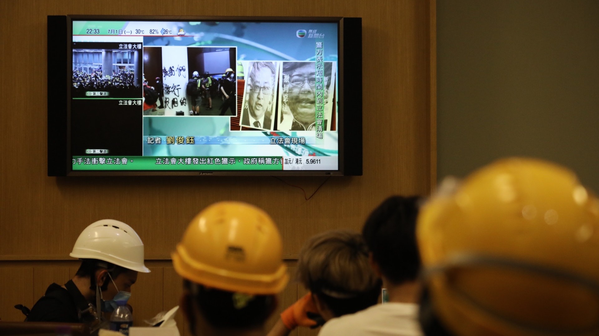 【立法會衝擊】長期看新聞直播感不安 醫生籲感抑鬱、驚恐應暫停 【立法會衝擊】長期看新聞直播感不安 醫生籲感抑鬱、驚恐應暫停