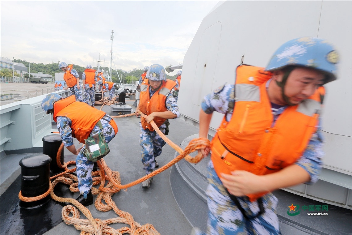 艦艇解纜緊急出航。(中國軍網圖片)