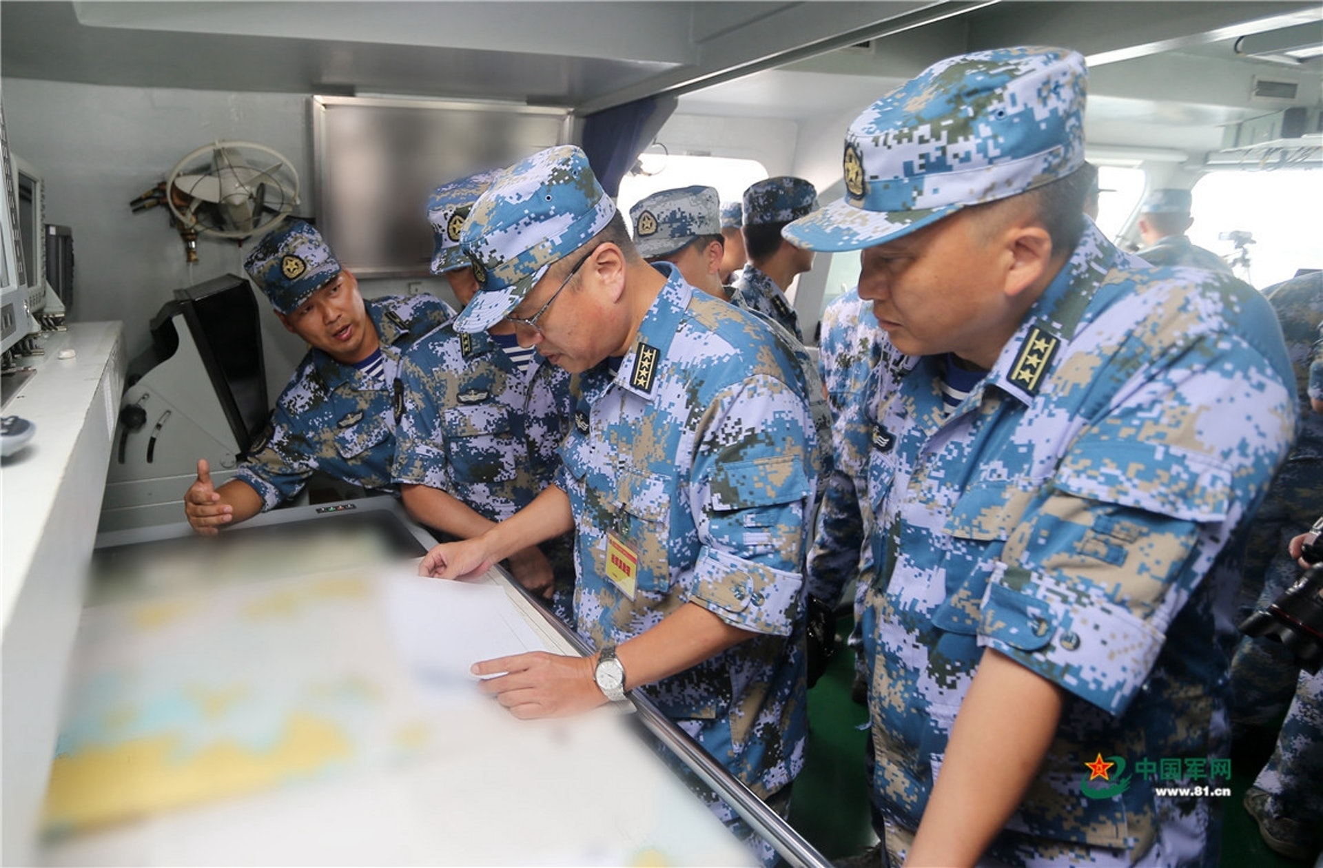 海上指揮員研究航線,指揮行動。(中國軍網圖片)