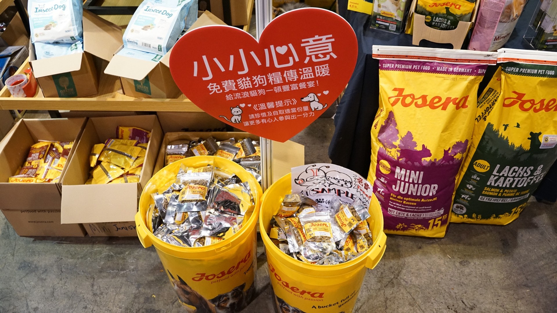 余先生在展期內捐出200公斤貓狗糧,免費任市民領取。(吳嘉俊攝) 余先生在展期內捐出200公斤貓狗糧,免費任市民領取。(吳嘉俊攝)