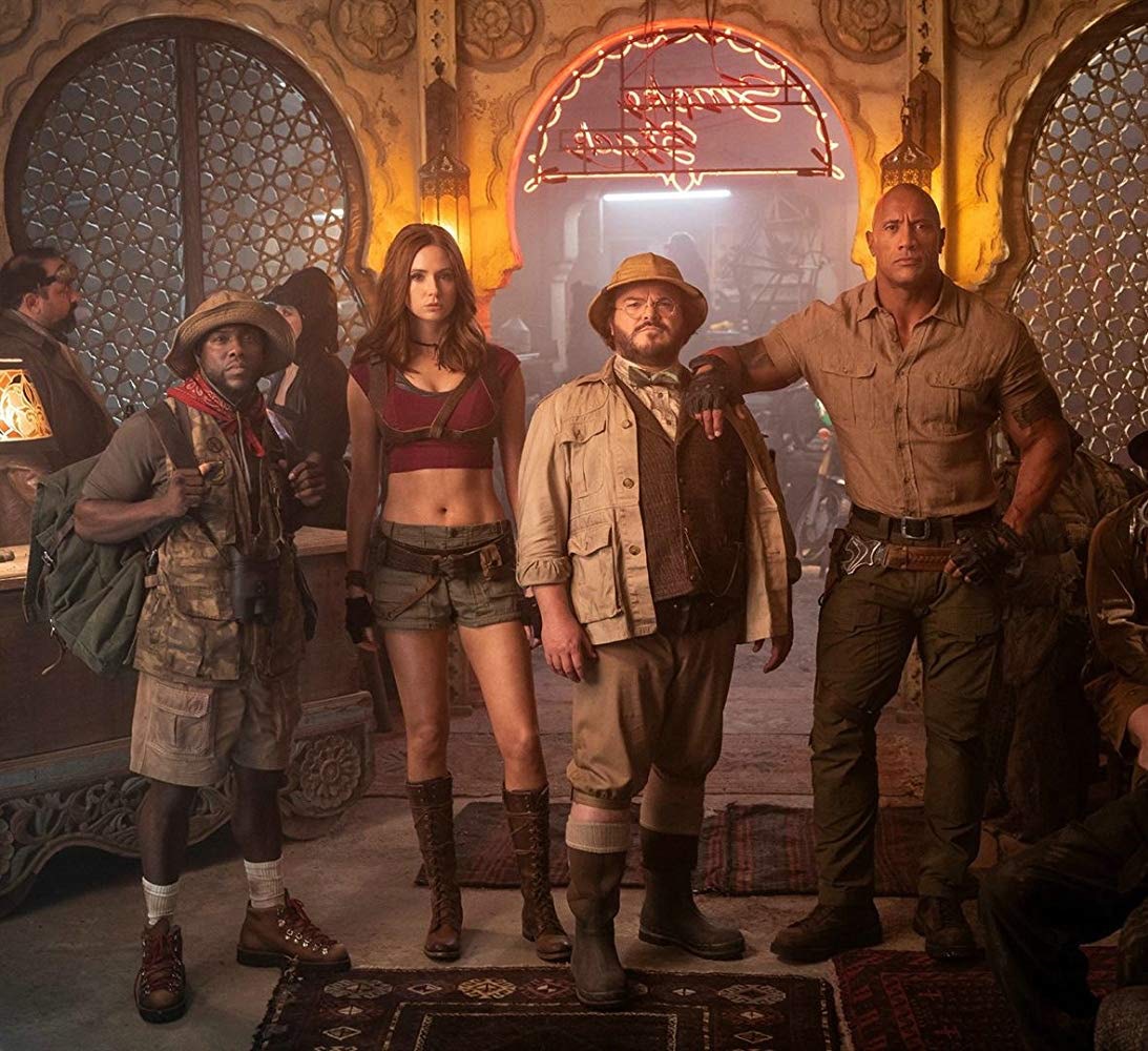 第3集《逃出魔幻紀：全面晉級》由狄維莊遜（Dwayne Johnson）、奇雲哈特（Kevin Hart）、積伯克（Jack Black）及嘉倫招莉仁（Karen Gillan）繼續擔正。(《逃出魔幻紀：全面晉級》劇照)