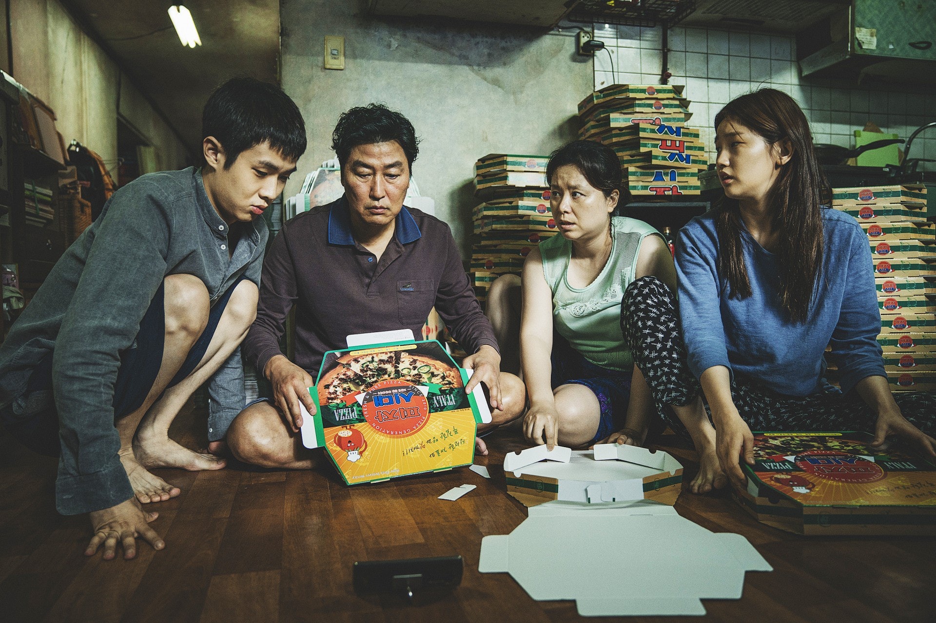 主角一家居住的「地下室」隱含着秘密。(《上流寄生族》劇照) 主角一家居住的「地下室」隱含着秘密。(《上流寄生族》劇照)