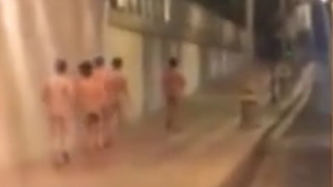【找數真漢子?】江蘇街頭深夜驚見裸奔 5名男子「剝光豬」慢跑 【找數真漢子?】江蘇街頭深夜驚見裸奔 5名男子「剝光豬」慢跑