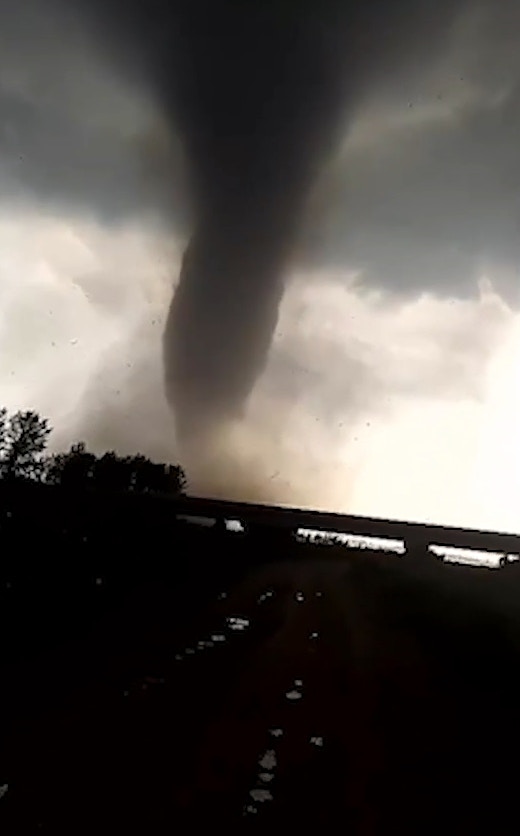 龍捲風吹襲遼寧開原增至6死190人傷目擊者：汽車都被吹上天