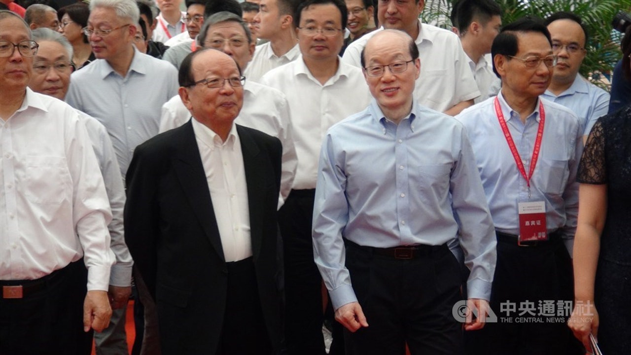 劉結一(前左2)與國民黨前副主席蔣孝嚴(前左1)一同出席津台會。(中央社) 劉結一(前左2)與國民黨前副主席蔣孝嚴(前左1)一同出席津台會。(中央社)