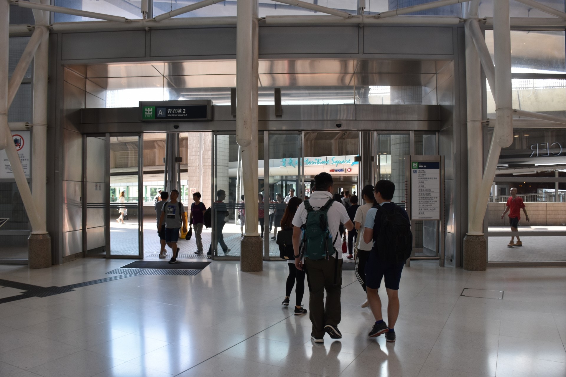 青衣港鐵站A1出口出去，行往巴士總站。（顏銘輝攝）