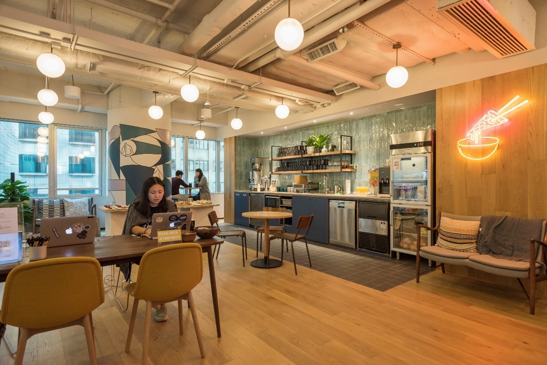 WeWork灣仔協作空間以「中西fusion」為設計概念,此亦為品牌視香港為國際城市的一種態度。(WeWork提供) WeWork灣仔協作空間以「中西fusion」為設計概念,此亦為品牌視香港為國際城市的一種態度。(WeWork提供)