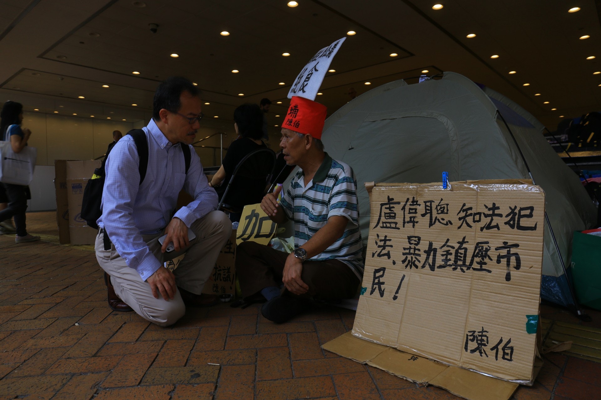 在海富中心對開探望絕食人士的立法會議員張超雄(左)指,社署就近日因政治紛爭引起的社會問題,敏感度有所提高。 (鄧栢良攝) 在海富中心對開探望絕食人士的立法會議員張超雄(左)指,社署就近日因政治紛爭引起的社會問題,敏感度有所提高。 (鄧栢良攝)