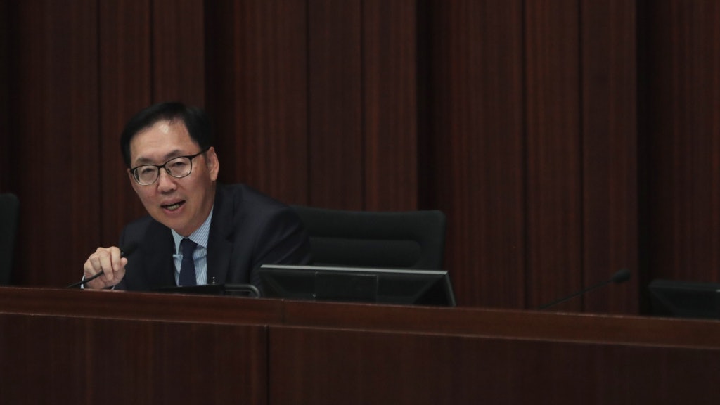 【立法會衝擊】陳健波籲議員勿天天提問題 以小人之心看建議方案 【立法會衝擊】陳健波籲議員勿天天提問題 以小人之心看建議方案