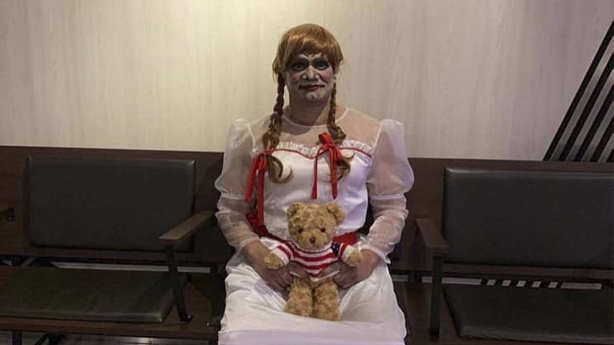 【詭娃安娜貝爾】戲院驚見男人扮Annabelle 網民:如花出巡! 【詭娃安娜貝爾】戲院驚見男人扮Annabelle 網民:如花出巡!