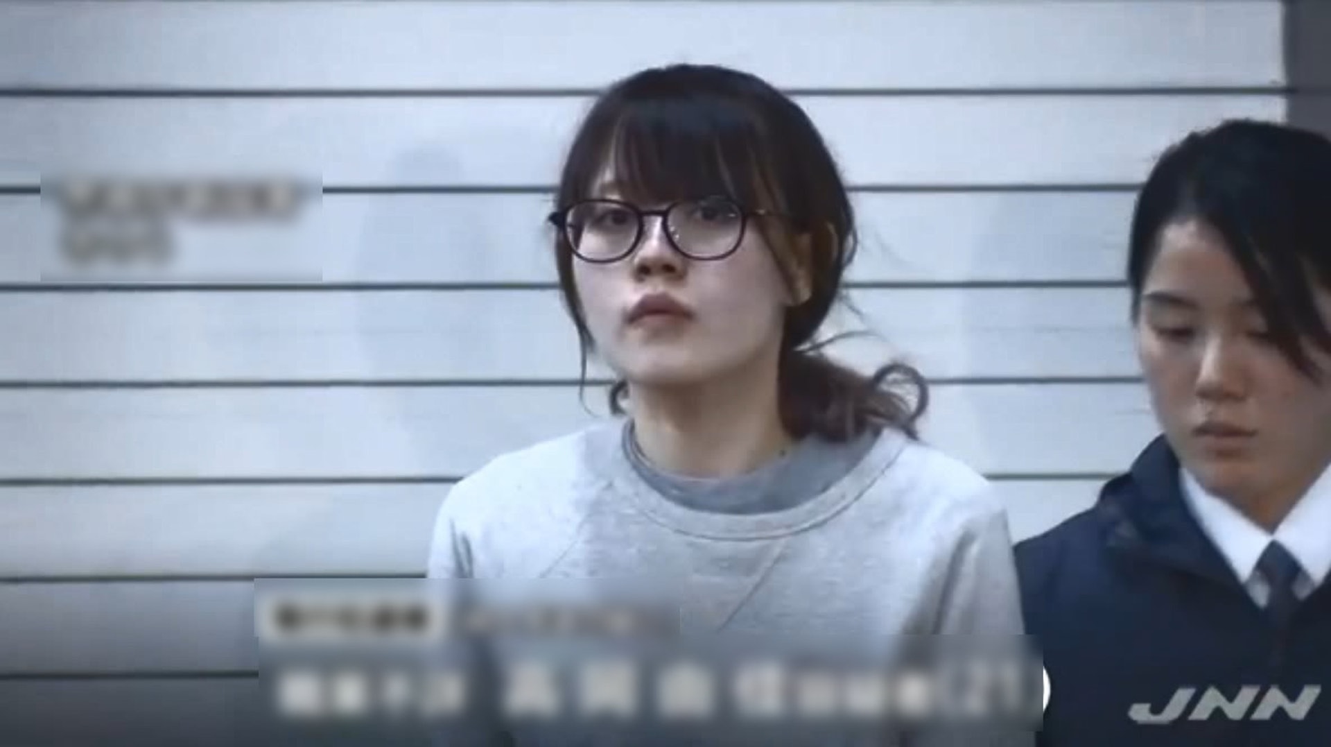 高岡由佳因被逮捕時詭異的微笑,以及可愛的長相,引發網上熱烈討論。(網上圖片) 高岡由佳因被逮捕時詭異的微笑,以及可愛的長相,引發網上熱烈討論。(網上圖片)
