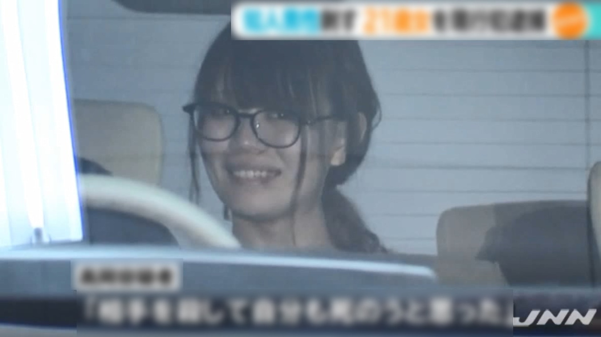 高岡由佳因被逮捕時詭異的微笑,以及可愛的長相,引發網上熱烈討論。(網上圖片) 高岡由佳因被逮捕時詭異的微笑,以及可愛的長相,引發網上熱烈討論。(網上圖片)