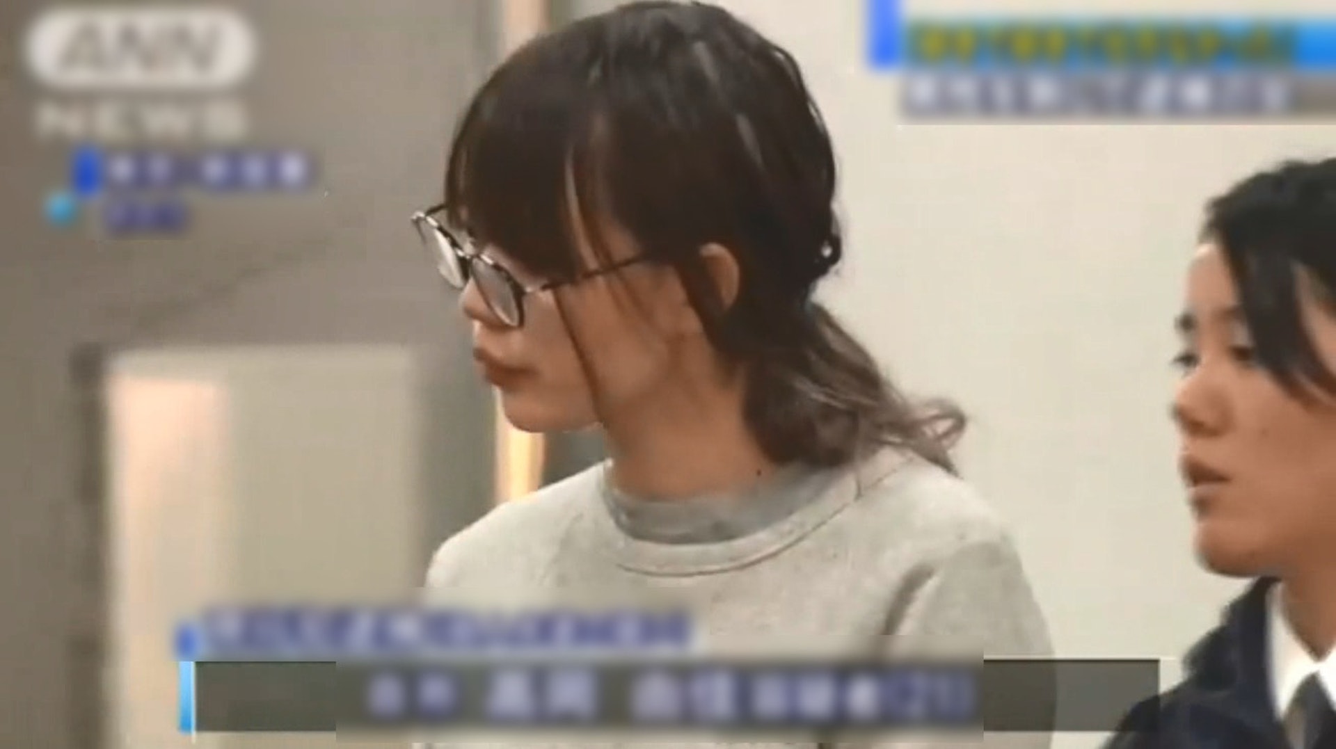高岡由佳因被逮捕時詭異的微笑,以及可愛的長相,引發網上熱烈討論。(網上圖片) 高岡由佳因被逮捕時詭異的微笑,以及可愛的長相,引發網上熱烈討論。(網上圖片)