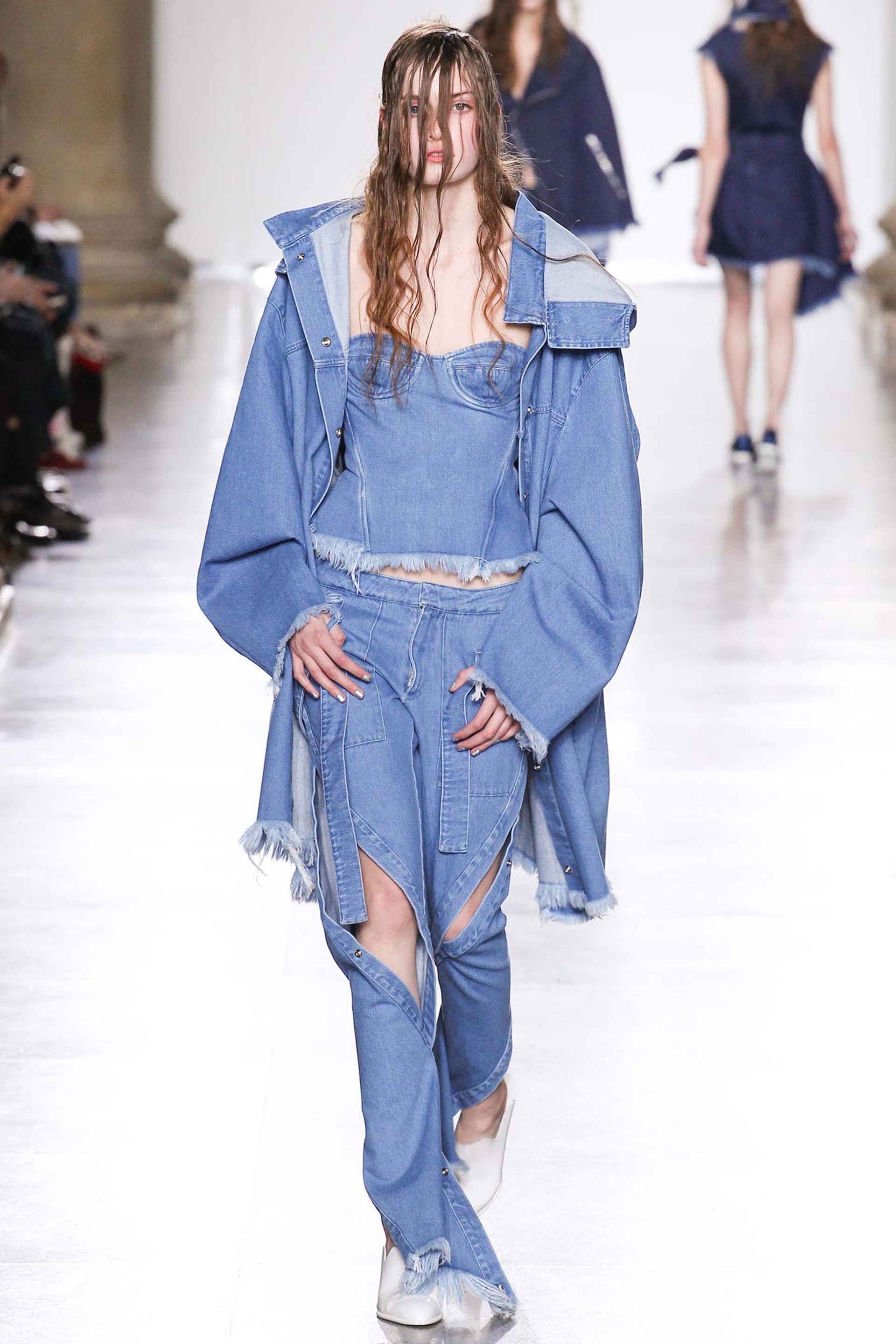 Marques'Almeida將解構主義融入於牛仔褲設計中。(網上圖片) Marques'Almeida將解構主義融入於牛仔褲設計中。(網上圖片)