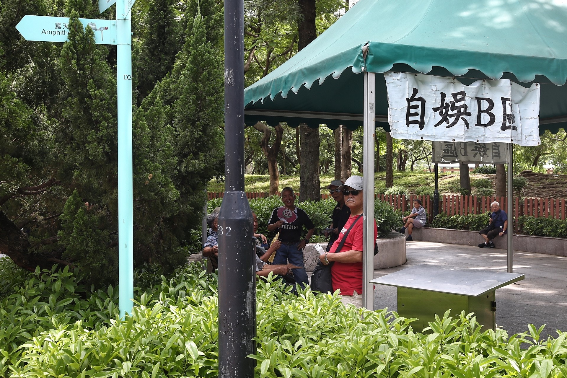 遊行前夕，屯門公園內未見有「大媽」，倒有幾名壯老年男子在「自娛區」一帶休息。（羅君豪攝）