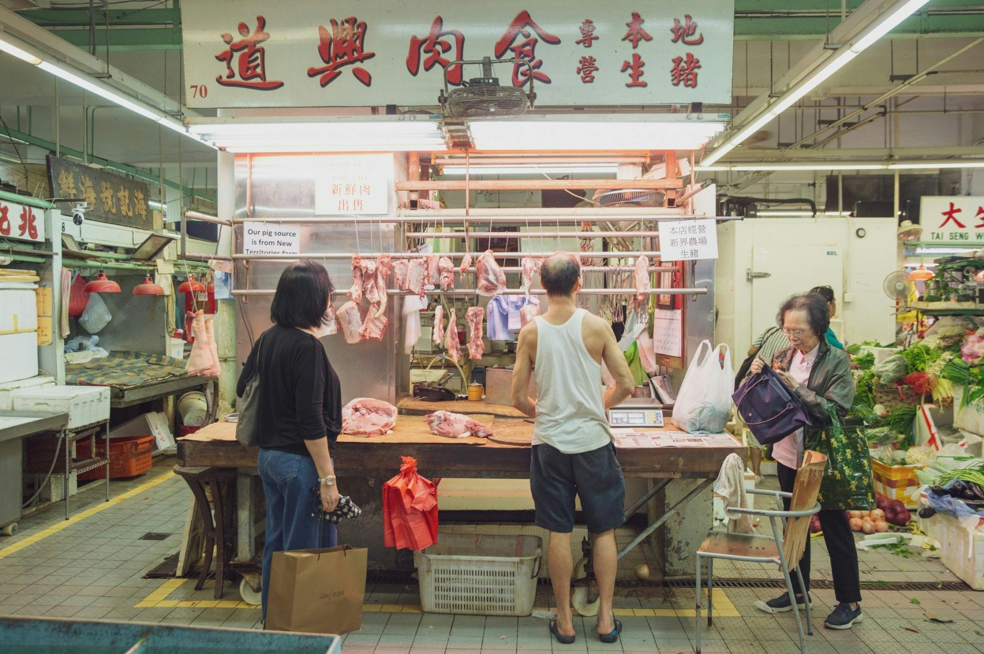 雷師傅帶我們到燈籠洲街市的道興肉食,豬肉檔掛上一塊又一塊不同部位的豬肉和豬骨,對入廚新手來說根本難以區分。 雷師傅帶我們到燈籠洲街市的道興肉食,豬肉檔掛上一塊又一塊不同部位的豬肉和豬骨,對入廚新手來說根本難以區分。