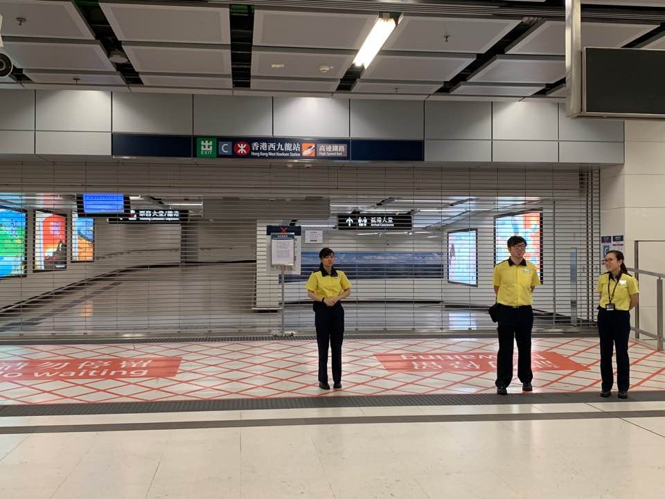 柯士甸站前往高鐵站的C出口被封。（王潔恩攝）