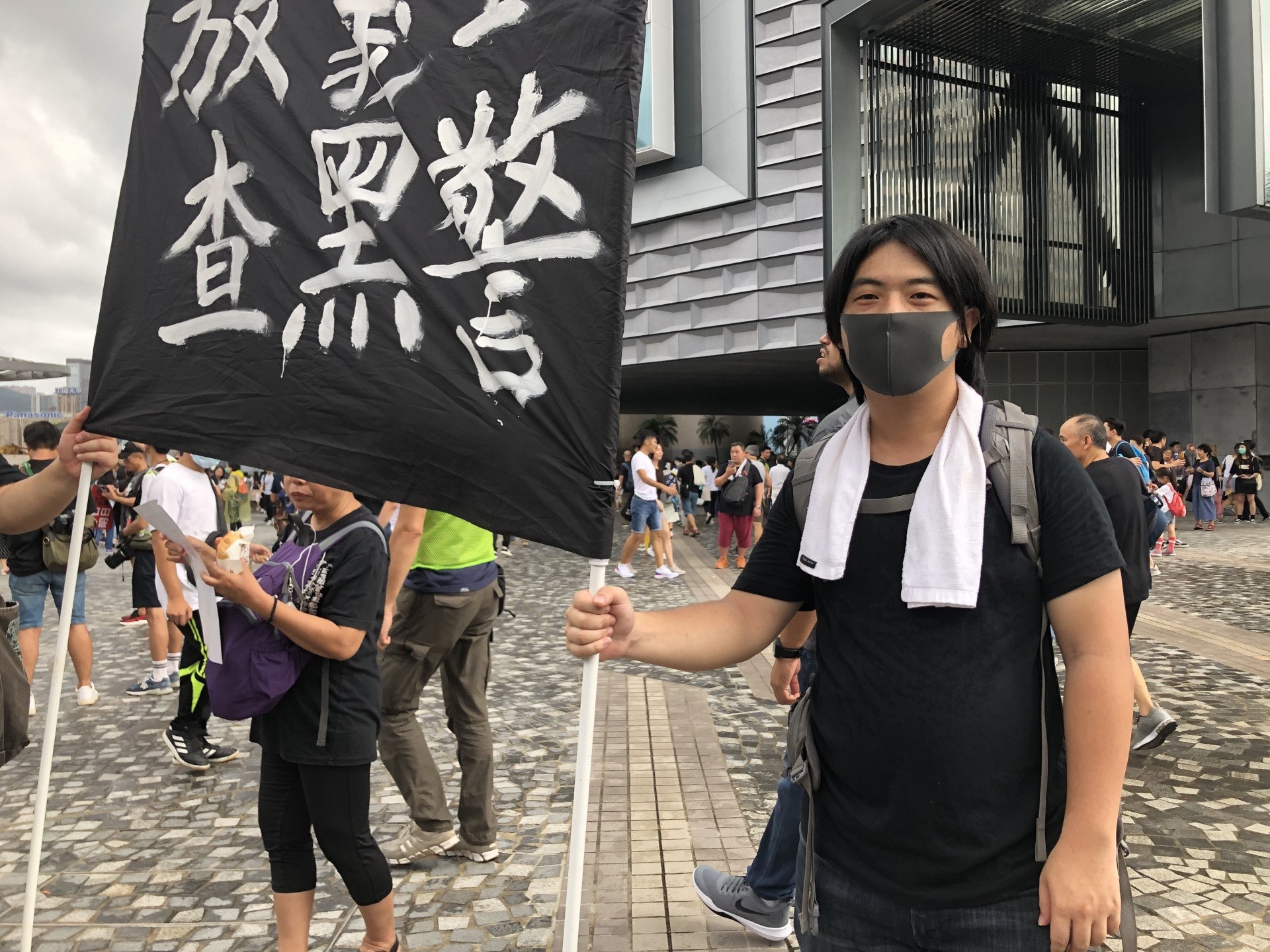鄧先生手持「反送中、放義士、查黑警」參與遊行。(陳倩婷攝) 鄧先生手持「反送中、放義士、查黑警」參與遊行。(陳倩婷攝)