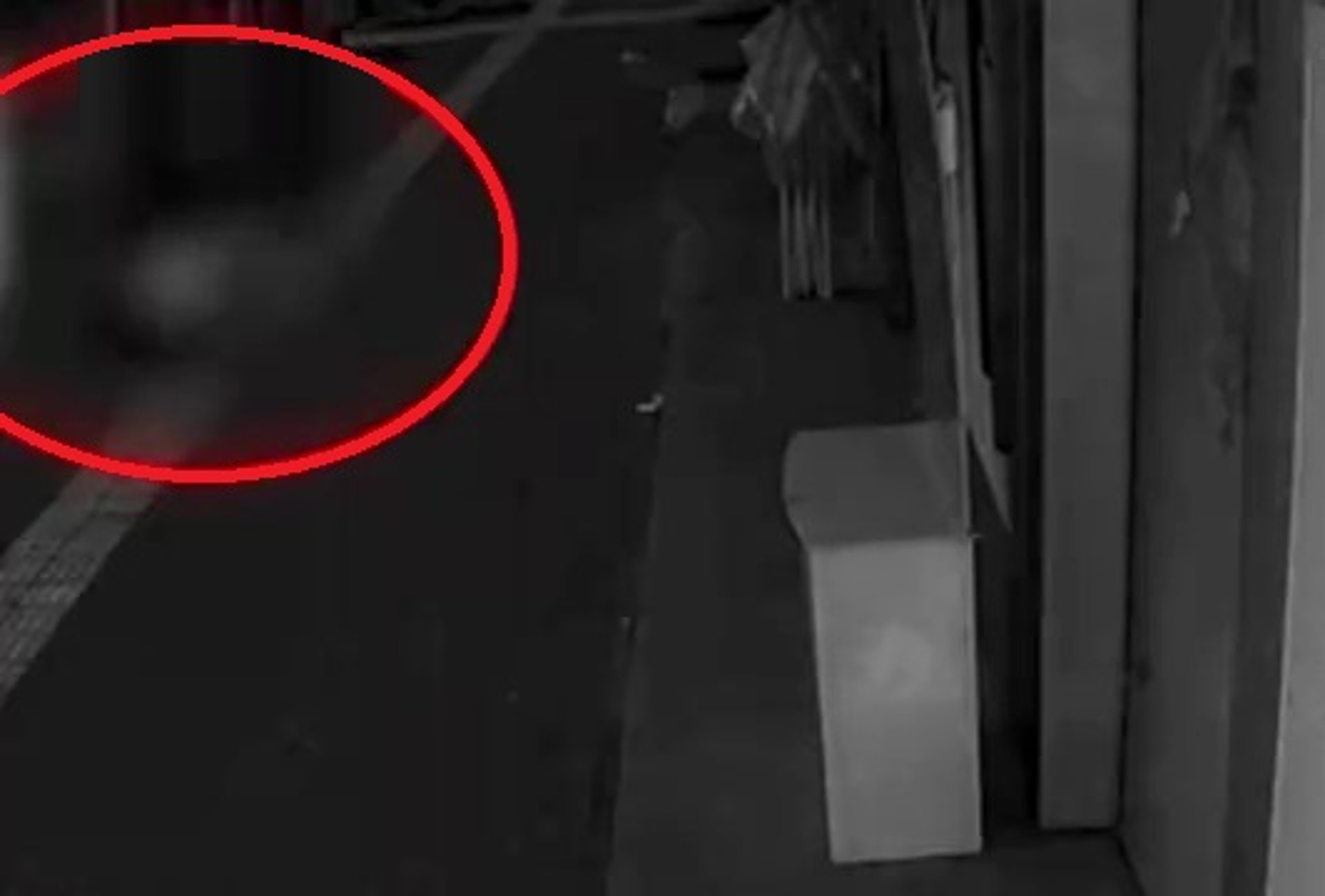 閉路電視畫面顯示男子由空中墮下。(影片截圖) 閉路電視畫面顯示男子由空中墮下。(影片截圖)