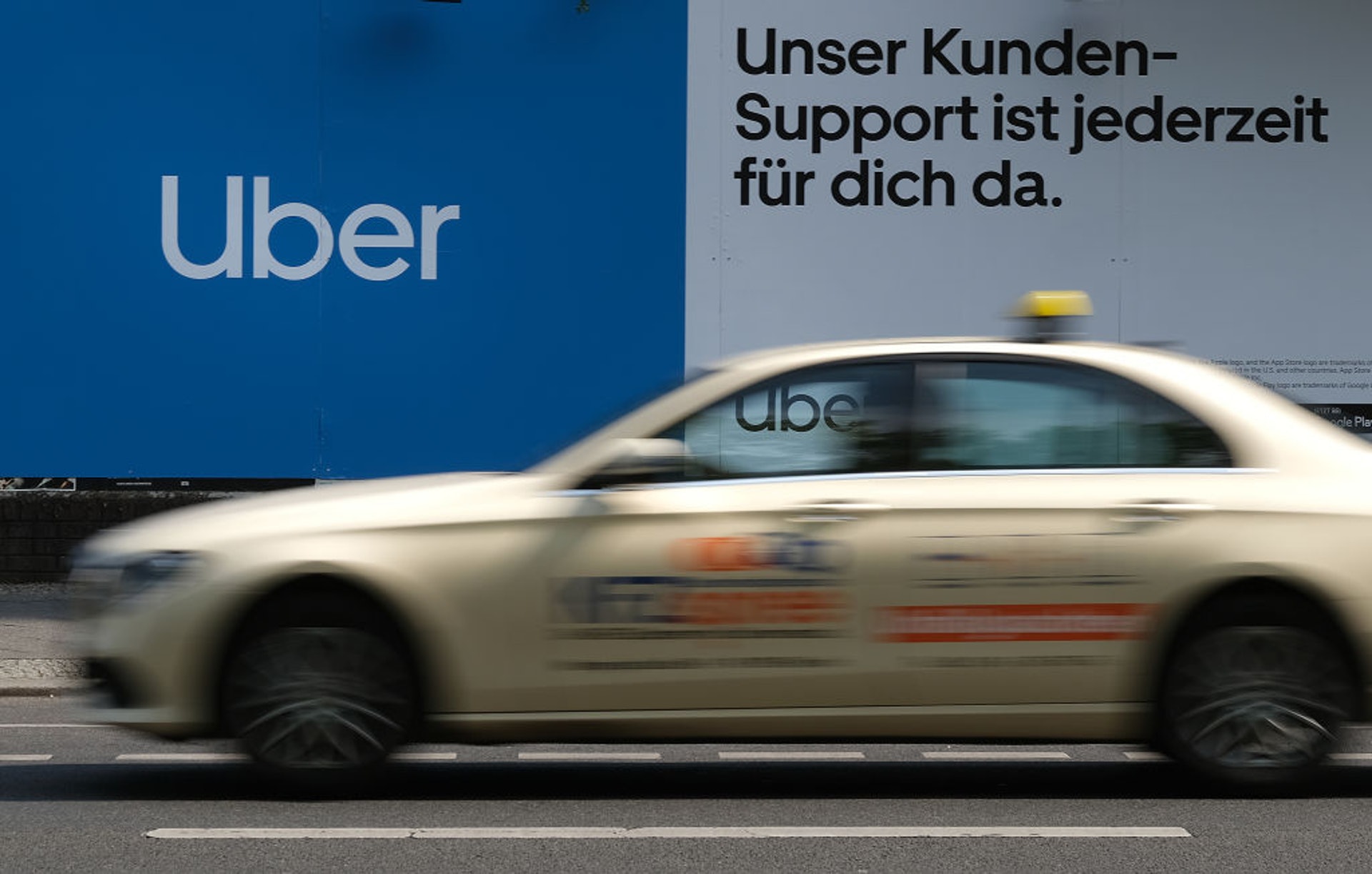 英國衛報說,這份報告顯示,「優步(Uber)和餐飲外送平台戶戶送(Deliveroo)等數位平台迅速發展,引發世界工作型態革命」,但是「隨著朝九晚五的傳統工作型態逐漸崩壞,勞工權益卻無法跟上腳步」(Getty Images/視覺中國) 英國衛報說,這份報告顯示,「優步(Uber)和餐飲外送平台戶戶送(Deliveroo)等數位平台迅速發展,引發世界工作型態革命」,但是「隨著朝九晚五的傳統工作型態逐漸崩壞,勞工權益卻無法跟上腳步」(Getty Images/視覺中國)