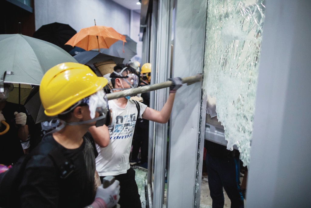 示威者打破玻璃的一幕，被很多人譴責是暴力，但這個畫面某程度上訴說了年輕的無力感與絕望。（資料圖片）