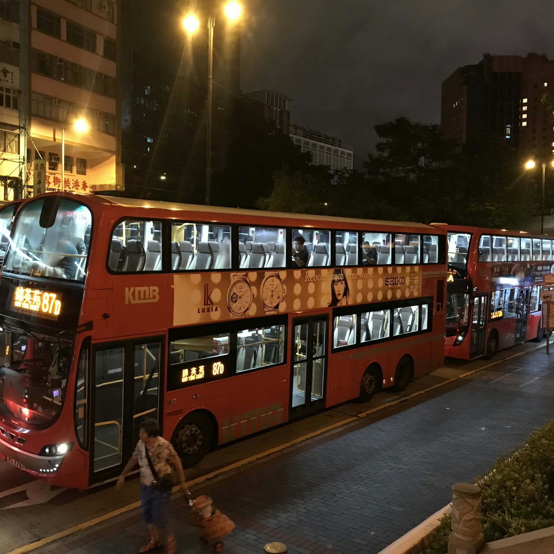彌敦道封路，令巴士改道造成塞車。（香港01記者攝）