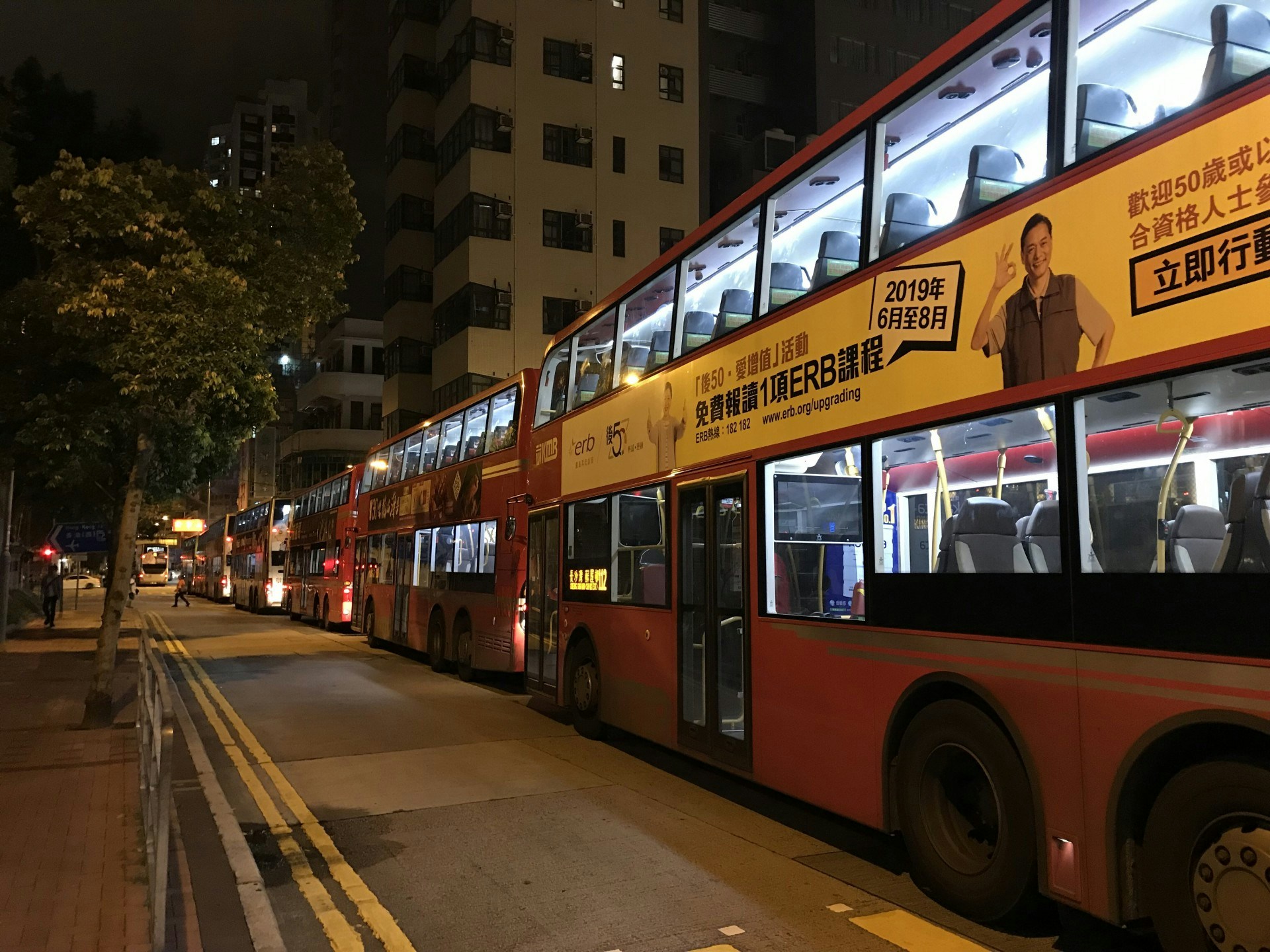 彌敦道封路，令巴士改道造成塞車。（香港01記者攝）