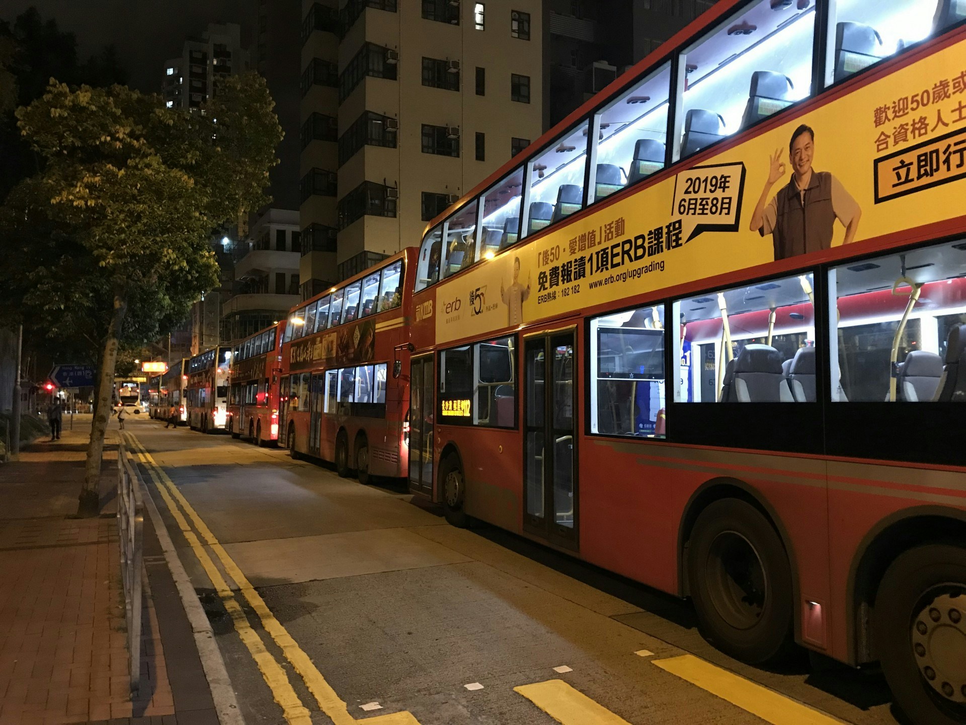 彌敦道封路，令巴士改道造成塞車。（香港01記者攝）