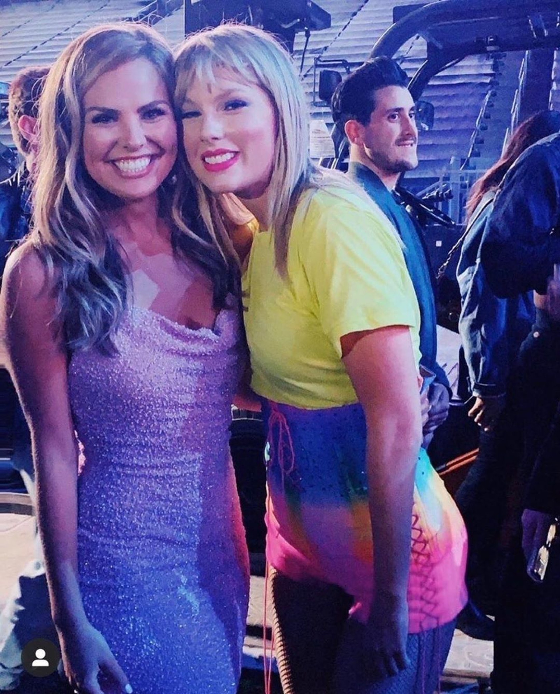 Taylor Swift變得面圓圓。(Instagram:@enews) Taylor Swift變得面圓圓。(Instagram:@enews)