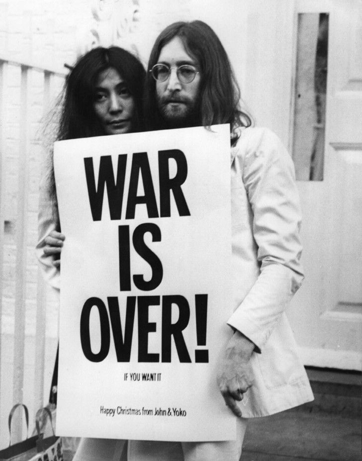 John Lennon和小野洋子手持「WAR IS OVER」海報的經典照片。（網上圖片）