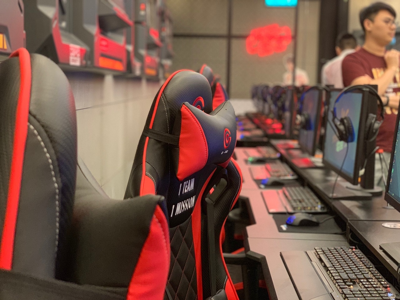 市民可邊吃飯邊打機，不用「餓住個肚」。（梁煥敏攝）