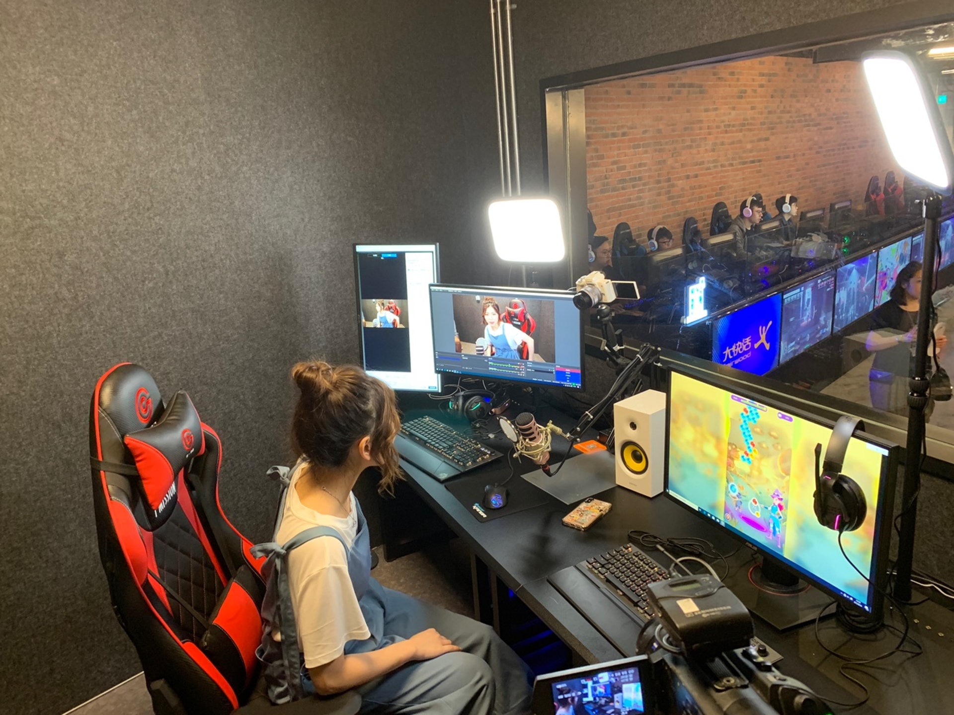 藝人杜小喬到現場示範使用專業自助直播設備,與觀眾聊天及介紹。(梁煥敏攝) 藝人杜小喬到現場示範使用專業自助直播設備,與觀眾聊天及介紹。(梁煥敏攝)