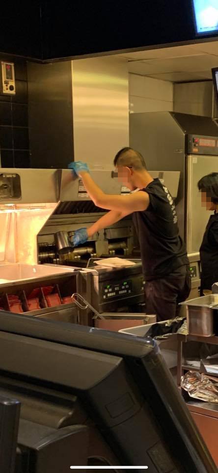 稱麥當勞員工跌油杯執起照用經理否認網民：望住都仲講大話