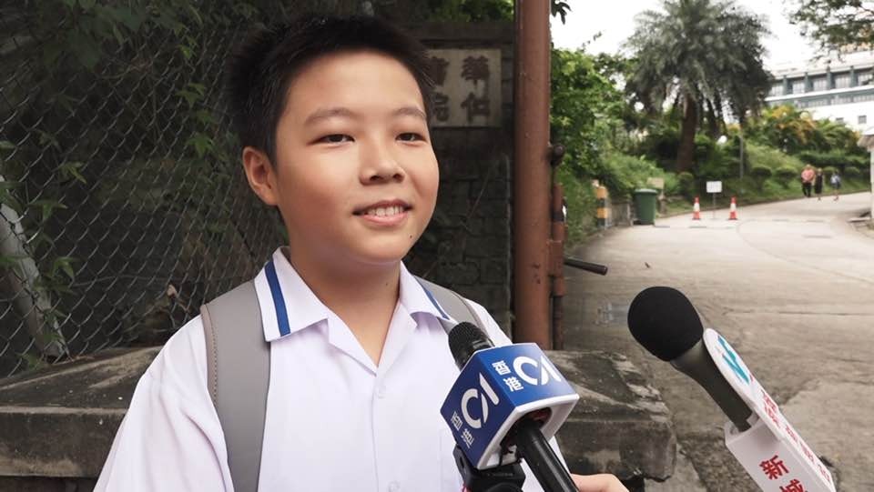 曹同學因不滿派位結果，專程由元朗遠赴華仁書院叩門。 （洪業銘攝）