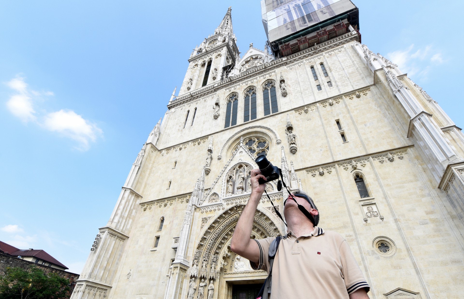 克羅地亞加入歐元區:克羅地亞(Croatia)是位於巴爾幹半島西北部的國家,該國議會1991年6月25日宣布獨立,正式脫離聯邦制國家南斯拉夫(Yugoslavia)。圖為一名遊客2019年7月6日站在克羅地亞首都薩格勒布(Zagreb)大教堂前拍照。(法新社) 克羅地亞加入歐元區:克羅地亞(Croatia)是位於巴爾幹半島西北部的國家,該國議會1991年6月25日宣布獨立,正式脫離聯邦制國家南斯拉夫(Yugoslavia)。圖為一名遊客2019年7月6日站在克羅地亞首都薩格勒布(Zagreb)大教堂前拍照。(法新社)