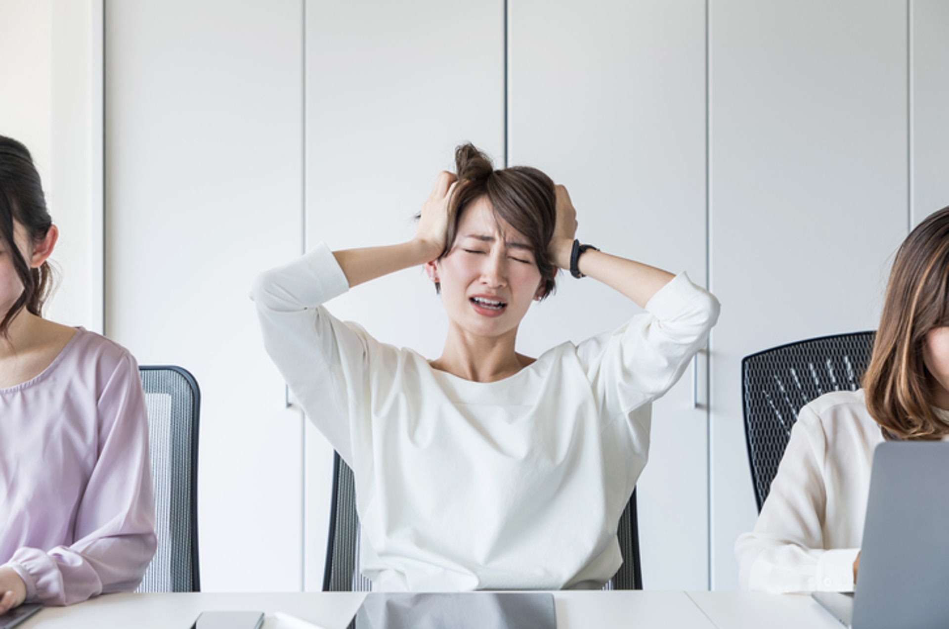 面對意見不合或在賭氣的老闆,的確會令打工仔「頭都大埋」。(GettyImages/VCG) 面對意見不合或在賭氣的老闆,的確會令打工仔「頭都大埋」。(GettyImages/VCG)