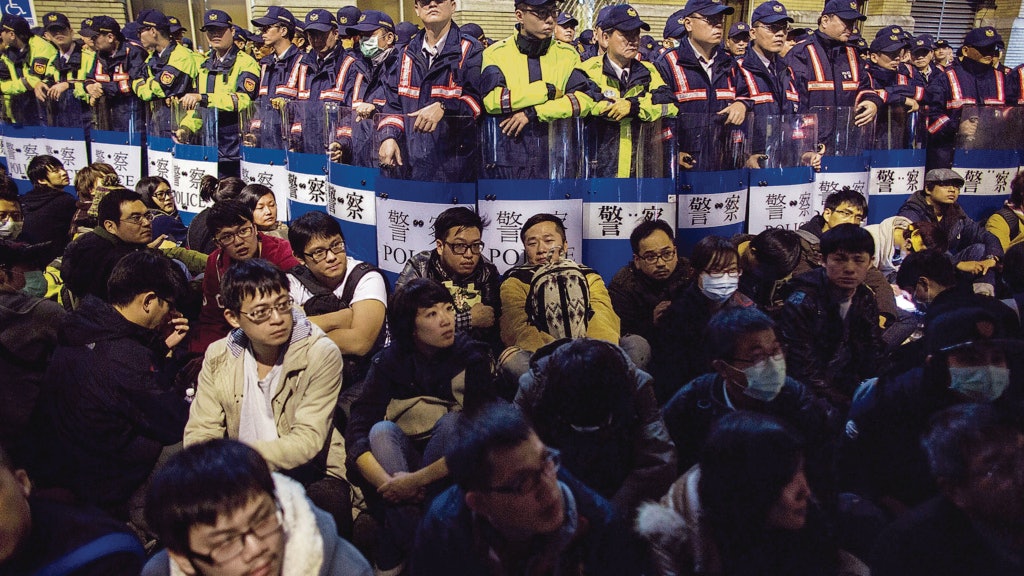 【公民抗命.二】面對警力鎮壓 台港示威者反應大不同 【公民抗命.二】面對警力鎮壓 台港示威者反應大不同