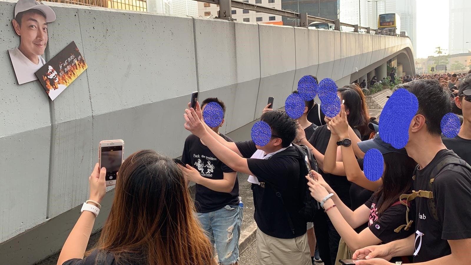 早前有人在遊行期間將唯唯貼在金鐘天橋上。（香港01記者攝）